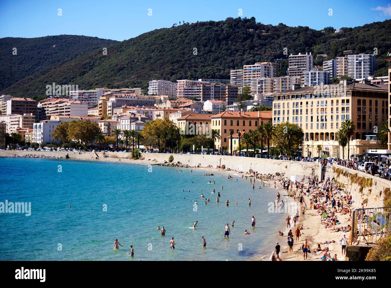 Hafenstadt Ajacio Hauptstadt von Korsika, französische Insel im Mittelmeer. Belebter Stadtkern Strand Plage Saint-Francois Stockfoto