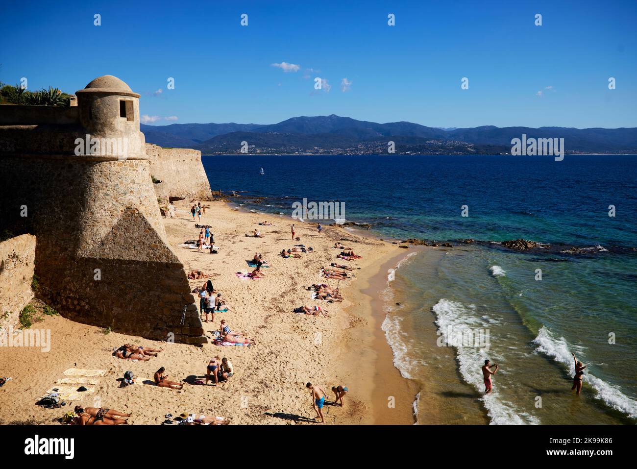 Hafenstadt Ajacio Hauptstadt von Korsika, französische Insel im Mittelmeer. Zitadelle von Ajacio und Strand Plage Saint-Francois Stockfoto