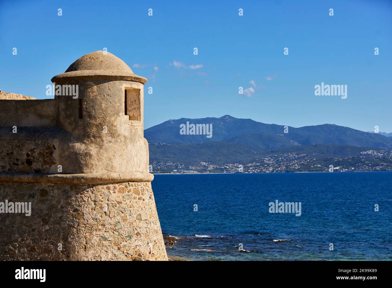Hafenstadt Ajacio Hauptstadt von Korsika, französische Insel im Mittelmeer. Zitadelle von Ajacio und Strand Plage Saint-Francois Stockfoto