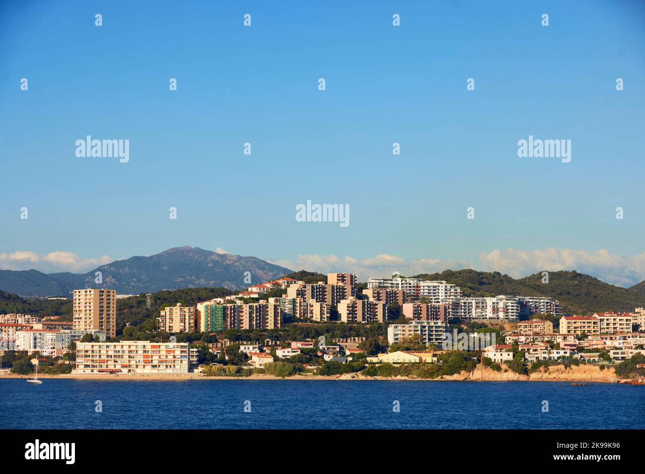 Hafenstadt Ajacio Hauptstadt von Korsika, französische Insel im Mittelmeer. Hochhaus-Apartments im Stadtzentrum Stockfoto