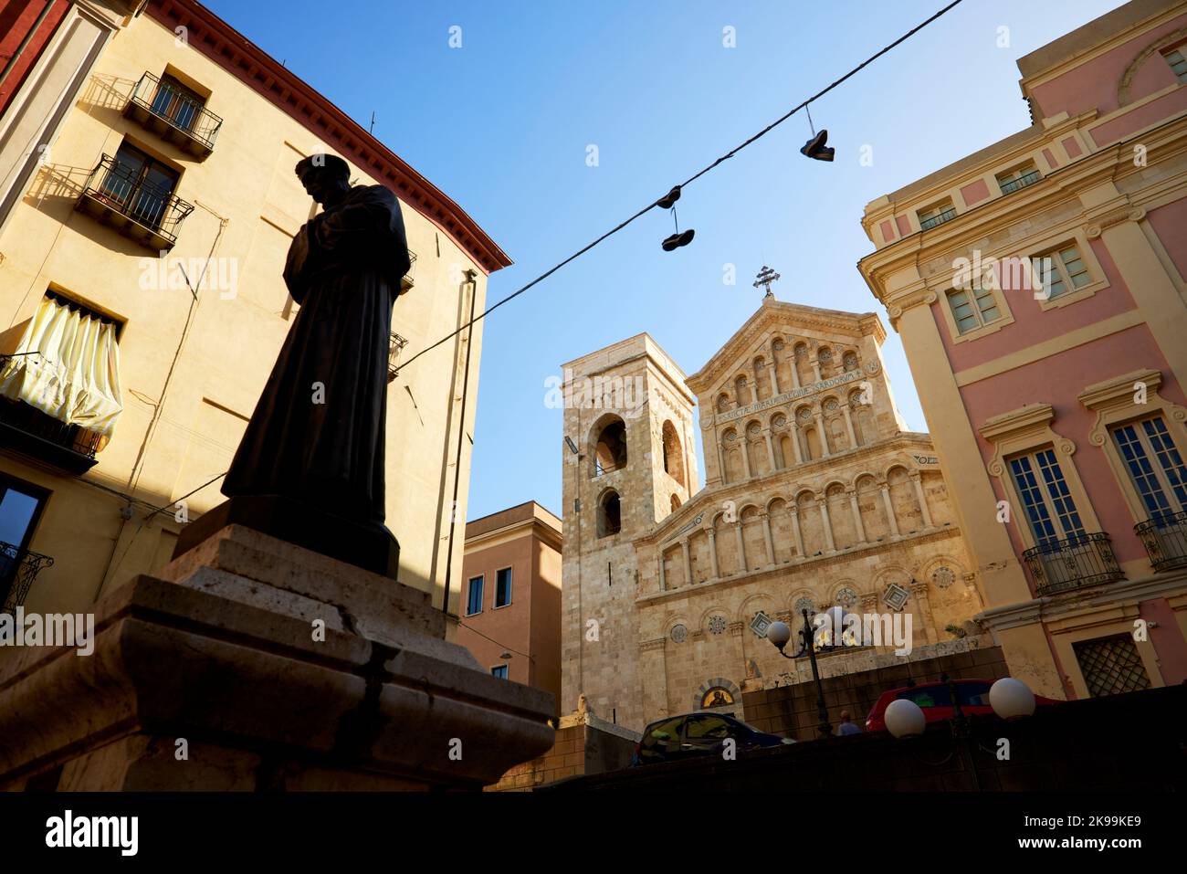 Hafenstadt Cagliari Hauptstadt der italienischen Mittelmeerinsel Sardinien. Duomo di Cagliari, üppige Skyline der Kathedrale Stockfoto