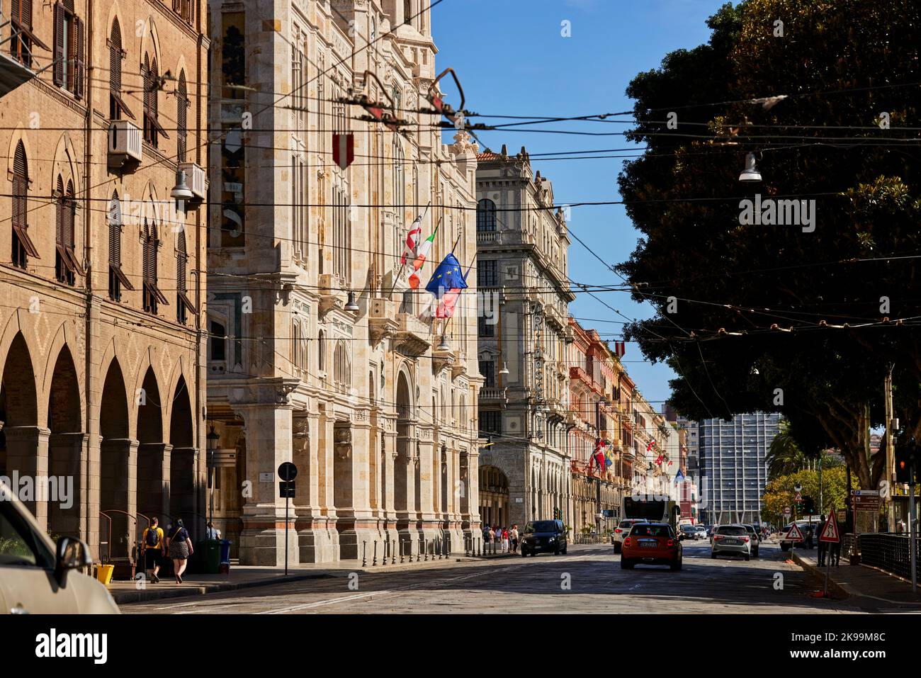 Hafenstadt Cagliari Hauptstadt der italienischen Mittelmeerinsel Sardinien. Via Roma Straße inkl. Palazzo Civico di Cagliari Stockfoto