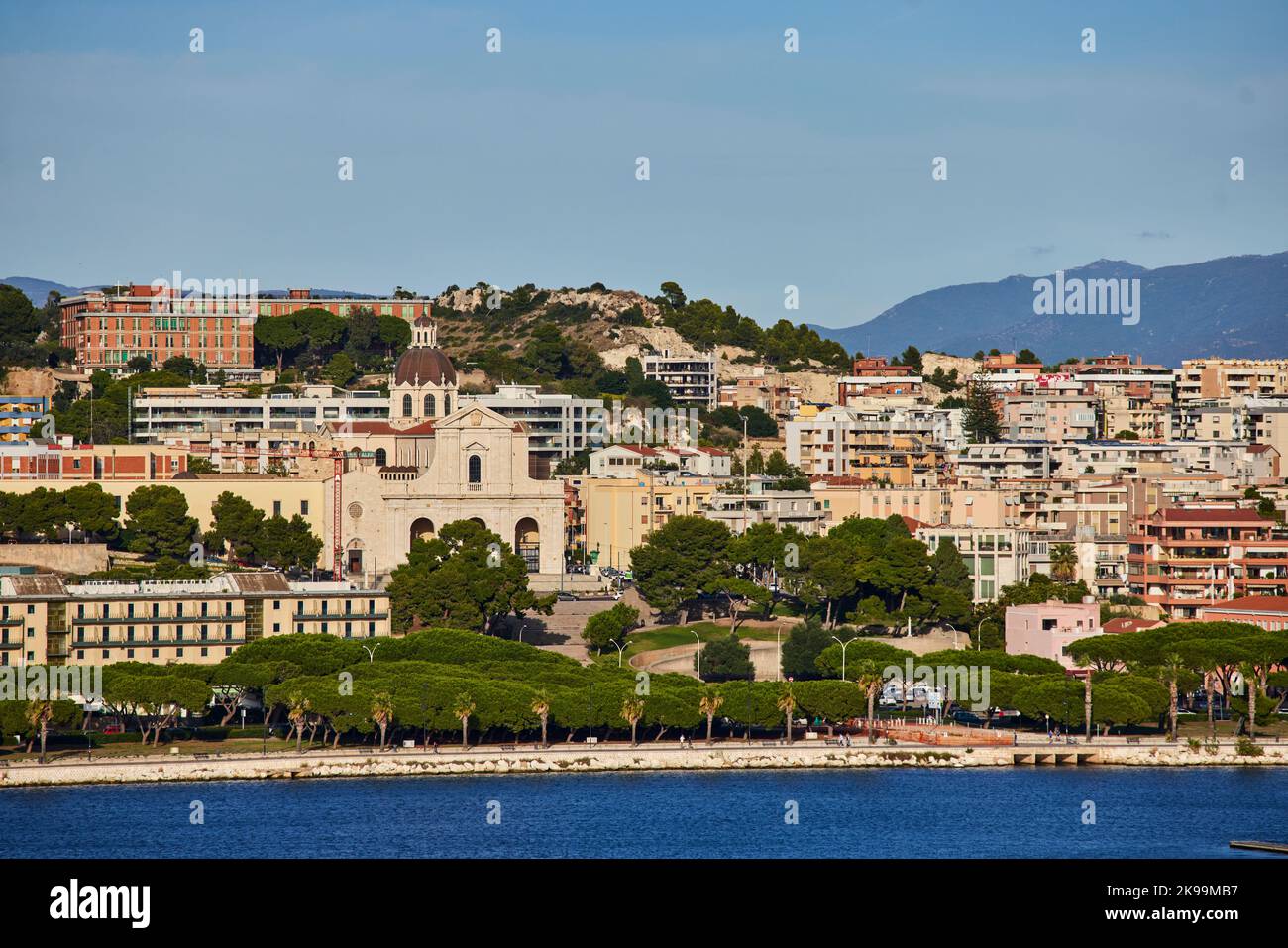 Hafenstadt Cagliari Hauptstadt der italienischen Mittelmeerinsel Sardinien. Heiligtum unserer Lieben Frau von Bonaria, Stockfoto