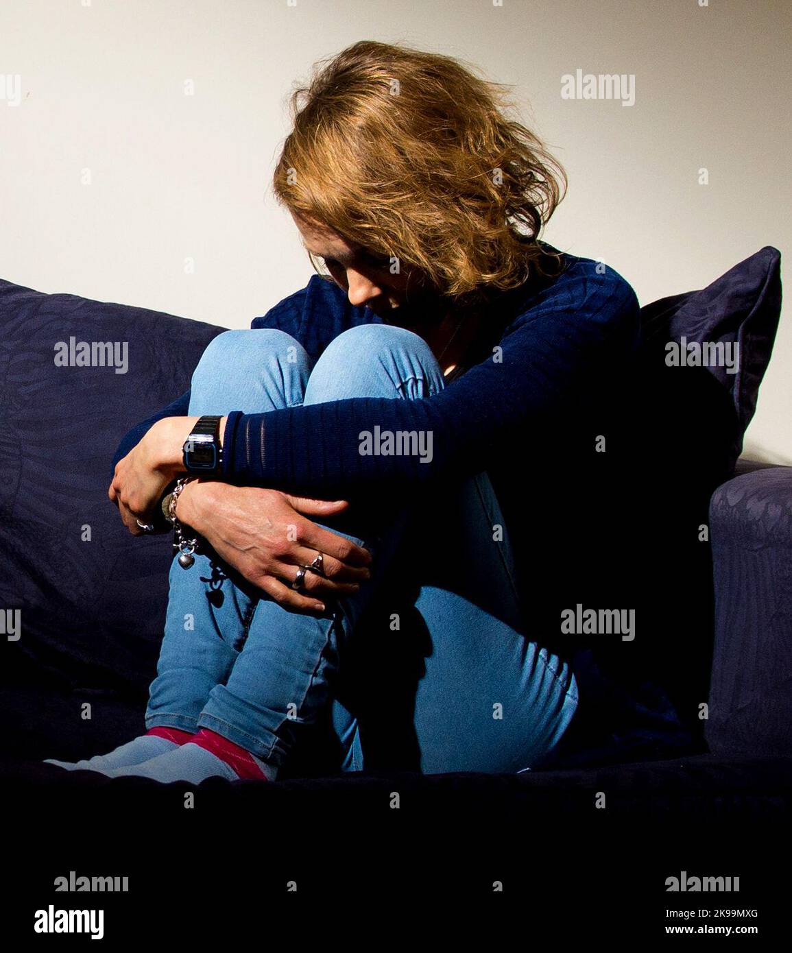BILD POSED BY MODEL Datei-Foto vom 09/03/15 von einer Frau, die Anzeichen von Depressionen zeigt, da sich die Zahl der Menschen in Schottland, die mit einem „Sozialschutz“ leben, in den letzten zehn Jahren mehr als verdoppelt hat, was Forderungen nach einer Gesetzesreform aufwarf. Stockfoto