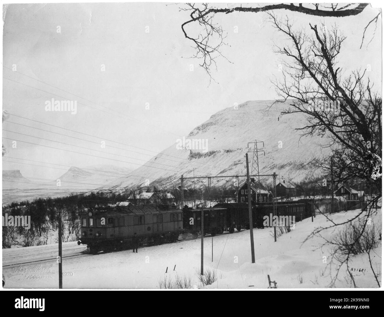 Björkliden. Personenzüge mit Blick auf Lapporten. Stockfoto