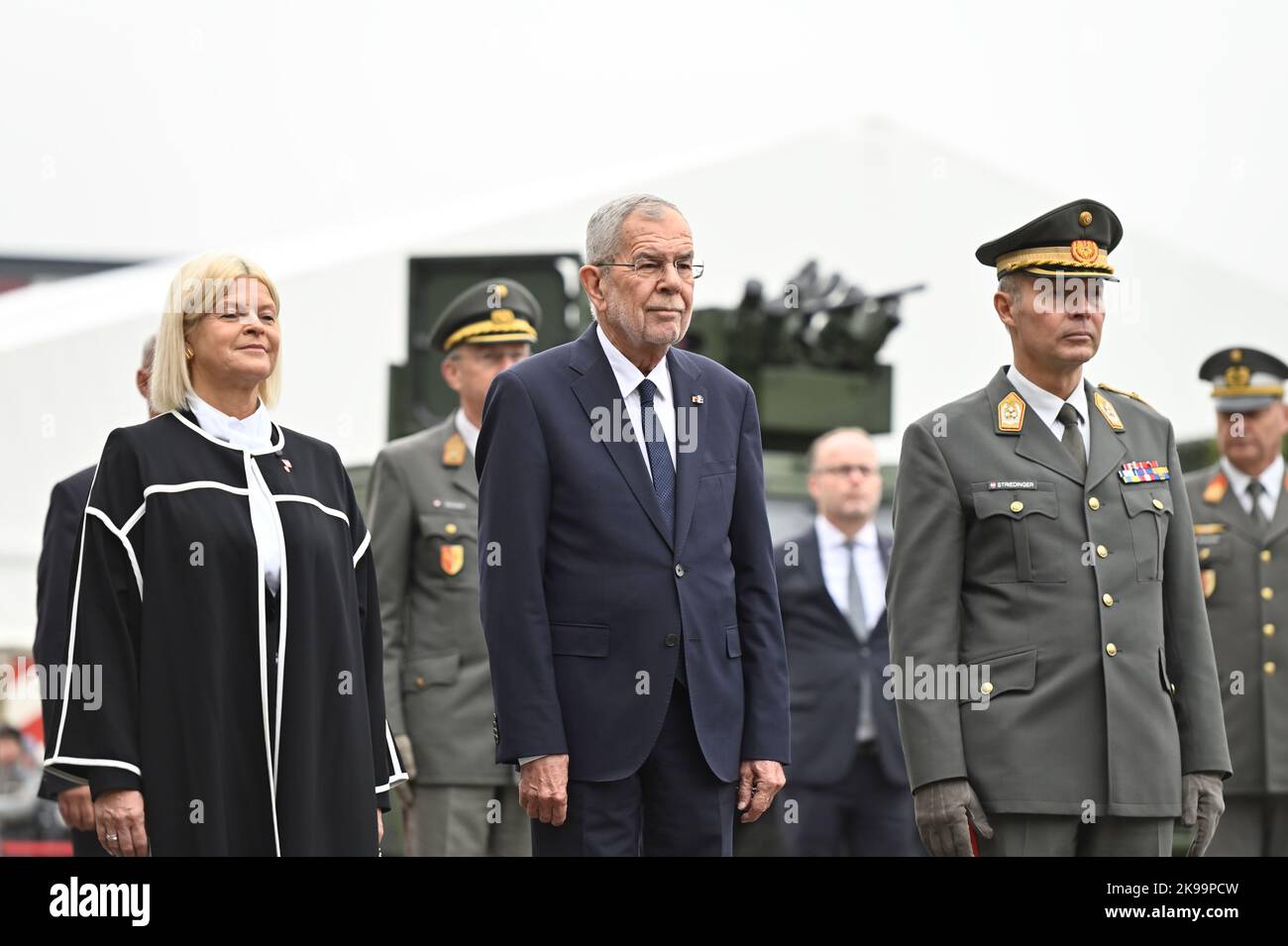 Wien, Österreich. 26. Okt. 2022. Österreichischer Nationalfeiertag 2022 in Wien am Heldenplatz. Das Bild zeigt (von L bis R) Verteidigungsministerin Klaudia Tanner (ÖVP), Bundespräsident Alexander Van der Bellen und General Rudolf Striedinger, Rudolf Striedinger Stockfoto