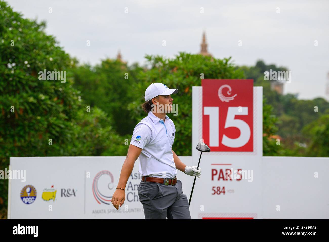 Chonburi, THAILAND. 27.. Oktober 2022. Harrison Crowe aus AUSTRALIEN schlägt sich bei Loch 15 (seine 6.) während der 1. Runde der Asia-Pacific Amateur Championship 2022 im Amateur Spring Country Club, Chanburi, THAILAND ab. Kredit: Jason Butler/Alamy Live Nachrichten. Stockfoto