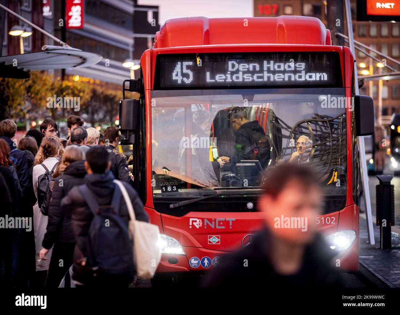 2022-10-27 08:15:37 LEIDEN - Reisende in Leiden Central auf einem Bus nach Den Haag. Aufgrund von Gleisarbeiten verkehren zwischen Leiden Central und Den Haag Central/Den Haag HS und Den Haag Central Ð Den Haag HS keine Züge, sodass die Passagiere weiterhin mit dem Bus fahren müssen. ANP KOEN VAN WEEL niederlande Out - belgien Out Stockfoto
