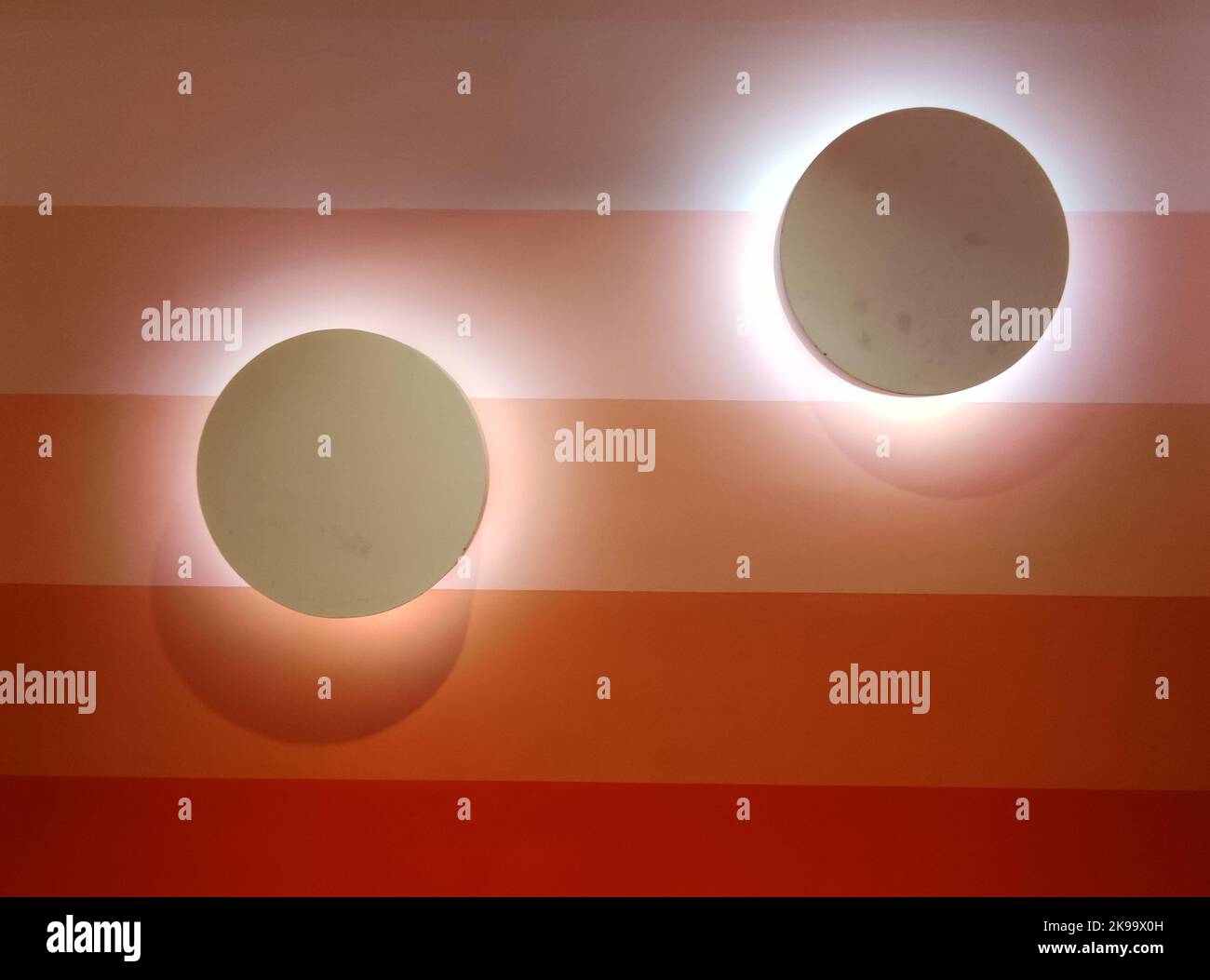 Einfache Beleuchtung, Linien und Farbkomposition schaffen einen einfachen Sinn für Mode Stockfoto