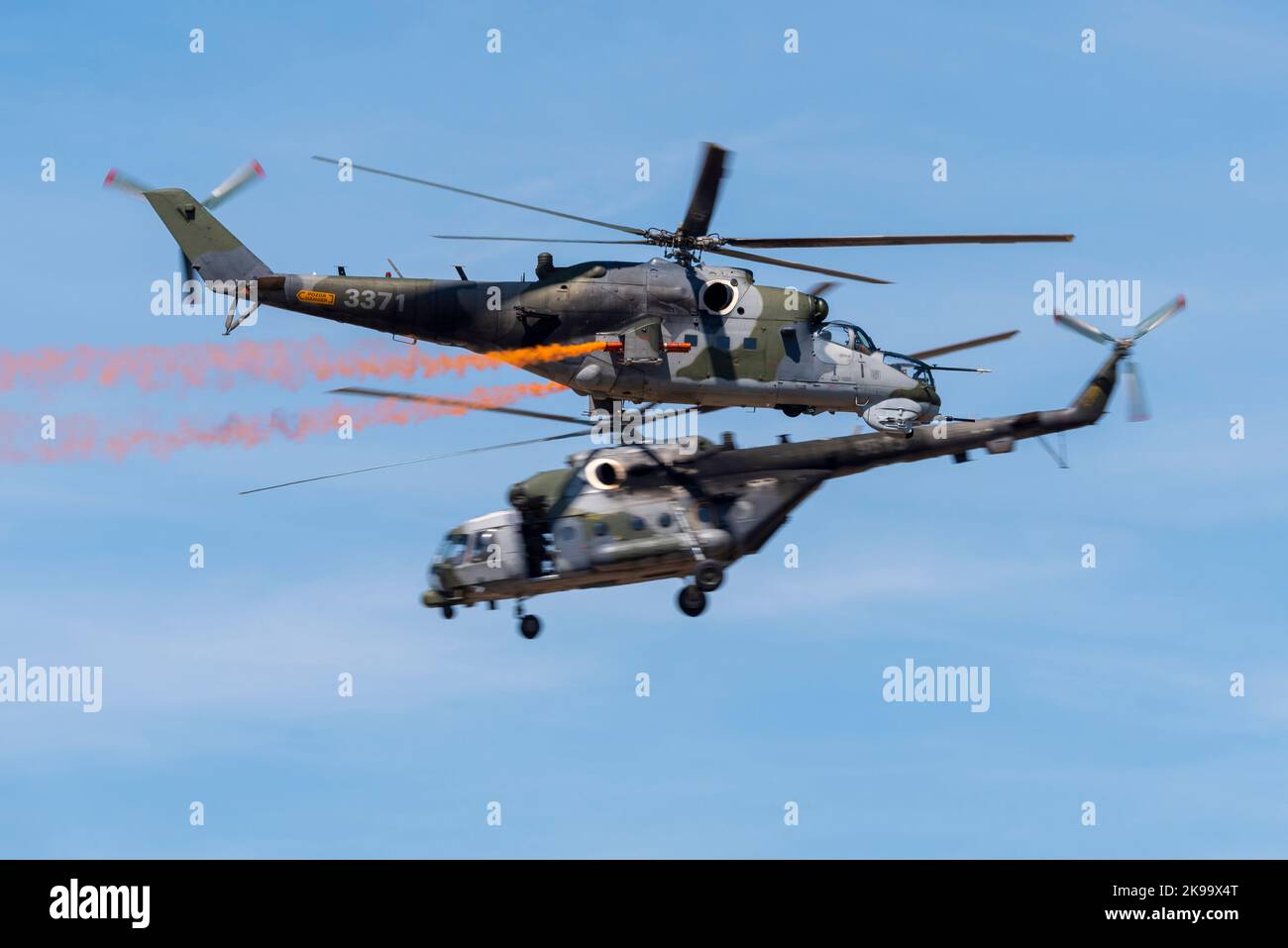 Hubschrauber-Paarung der tschechischen Luftwaffe, Mil Mi-35 Hind (Export Mi-24) und Mil Mi-171 Hip (Export-Version Mi-8AMTSh) Militärhubschrauber in russischer Ausführung Stockfoto