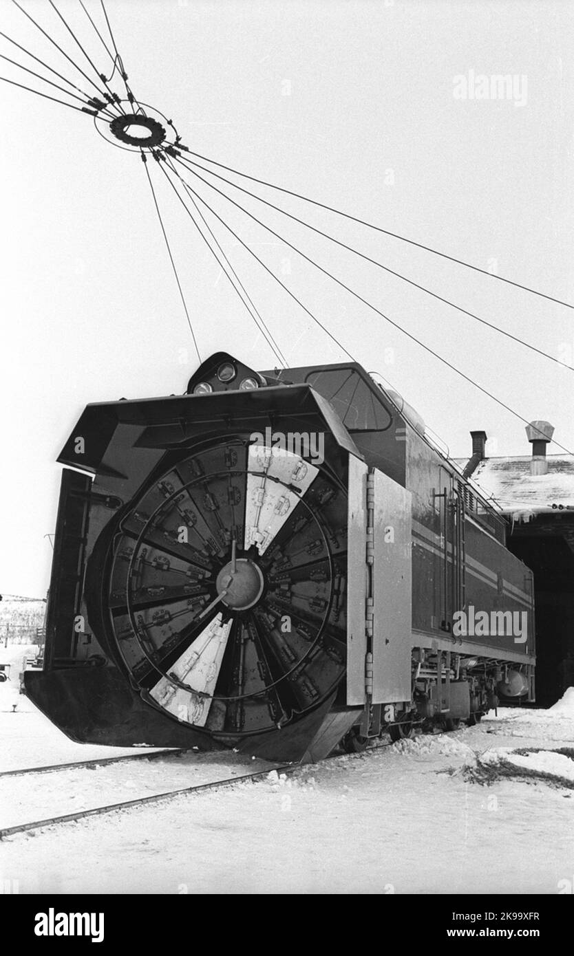 Elektrische Schneeflocke SJ A6 Diesel. Hier auf dem Plattenteller vor Lokstallet in Abisko. Stockfoto
