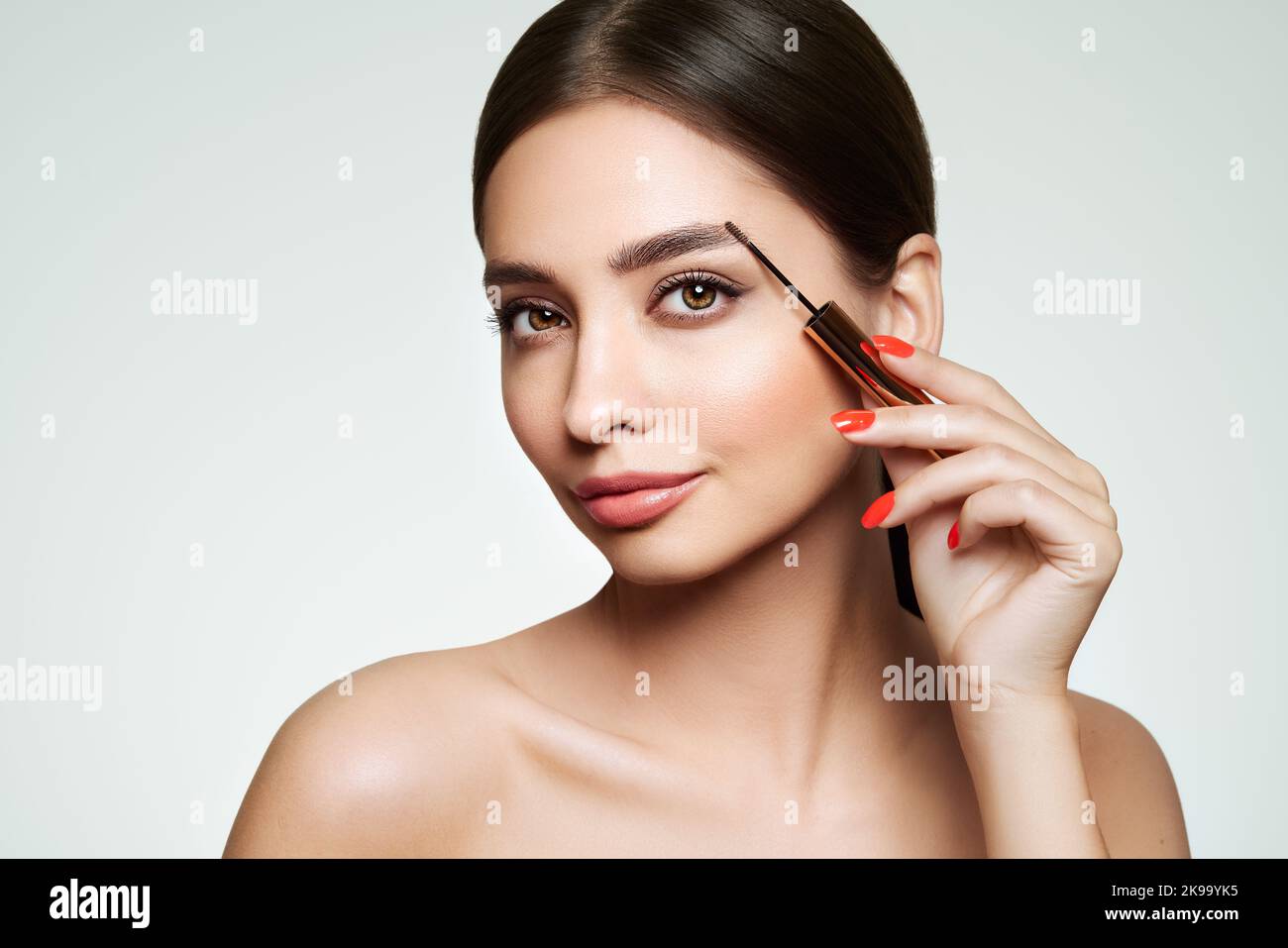 Schöne Frau legt Mascara auf ihre Augenbrauen. Wimpern-Erweiterungen. Gesunde saubere frische Haut natürliche Make-up Schönheit Augen Stockfoto