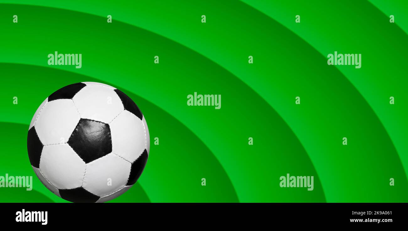 Fußball auf einem grünen abstrakten Hintergrund Stockfoto