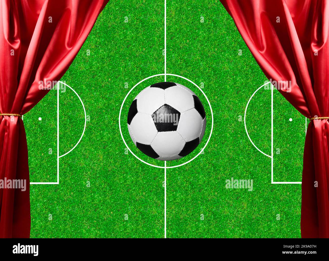 Fußball über einem Spielfeld und Vorhänge öffnen sich Stockfoto