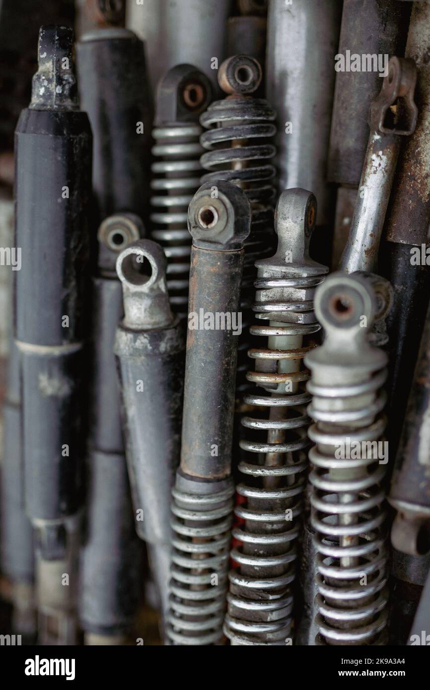 Haufen von Ersatzteilen von Stoßdämpfern Stockfoto