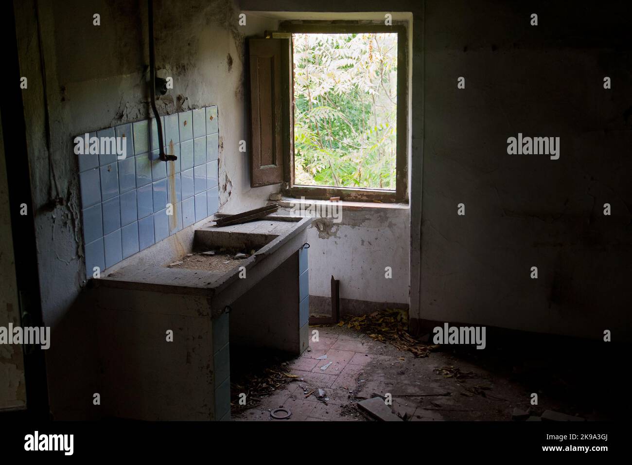 Reste einer Küchenspüle in der Ruine eines verlassenen Hauses Stockfoto Reste einer Küchenspüle in der Ruine eines verlassenen Hauses Stockfoto