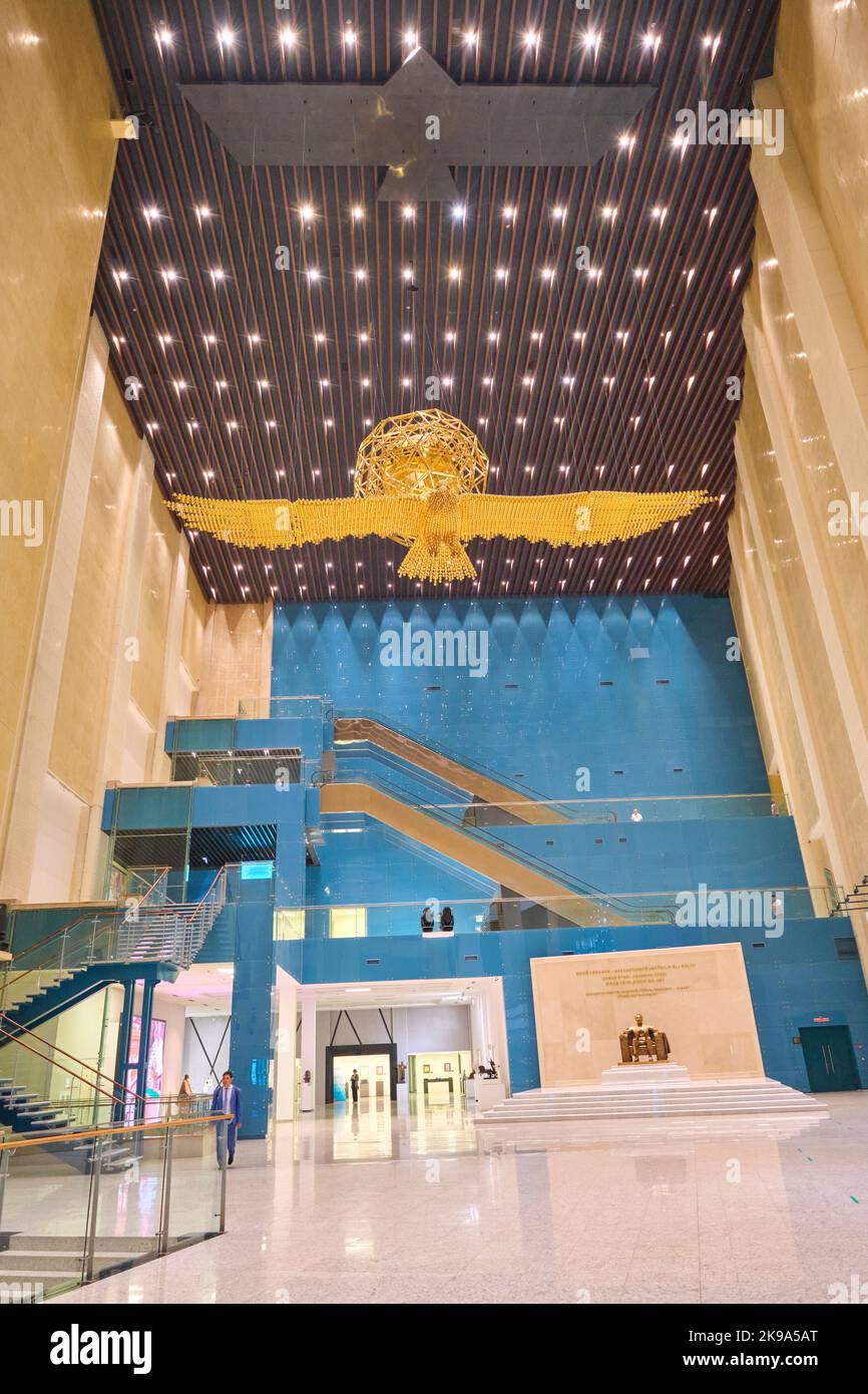 Blick auf die aufsteigende Hauptlobby, Eingang, mit gigantischer goldener Samruk mystischer symbolischer Vogel. Im Nationalmuseum der Republik Kasachstan in Ast Stockfoto