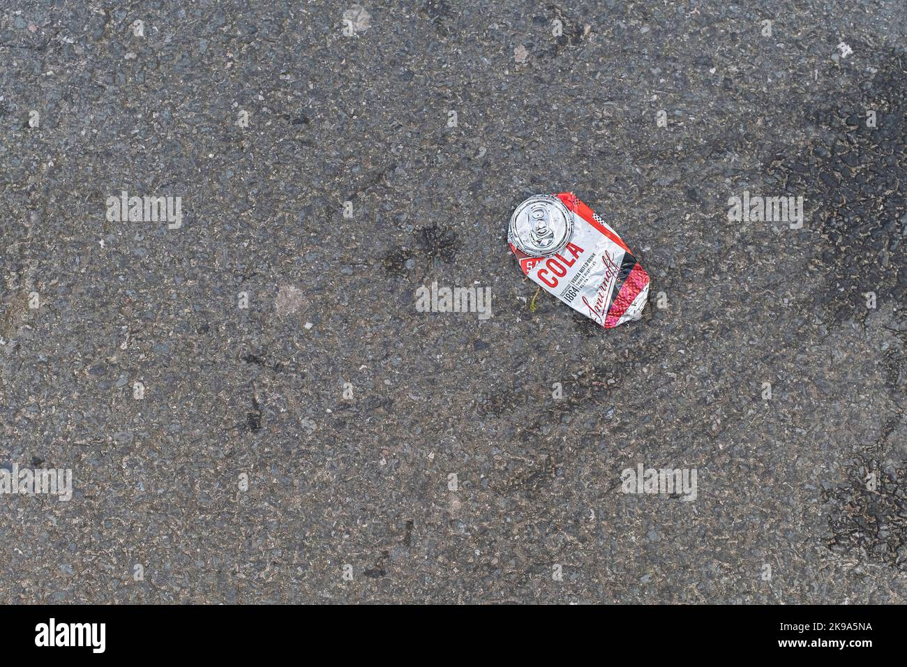 Eine abgeflachte Cola- und Vodka-Dose von Smirnoff auf einer Straße in Cornwall im Vereinigten Königreich. Stockfoto