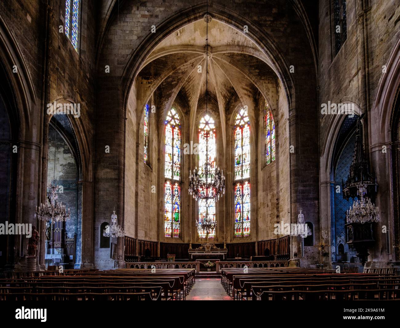 Innenraum, Kreuzrippengewölbe und Glasmalerei der gotischen Stiftskirche Saint Etienne von Capestang, in Südfrankreich (Herault) Stockfoto