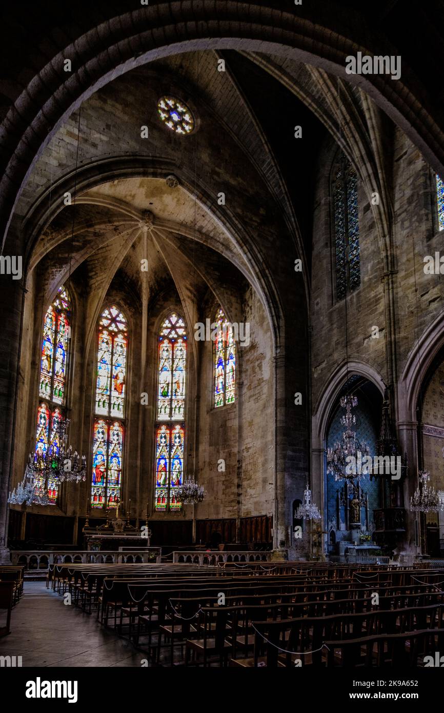 Innenraum, Kreuzrippengewölbe und Glasmalerei der gotischen Stiftskirche Saint Etienne von Capestang, in Südfrankreich (Herault) Stockfoto