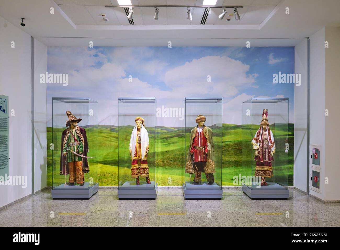 Ansicht einer Gruppe von traditionellen, alten kasachischen Garderobe, Kleidung, Kostümen. Im Nationalmuseum der Republik Kasachstan in Astana, Nursultan Stockfoto