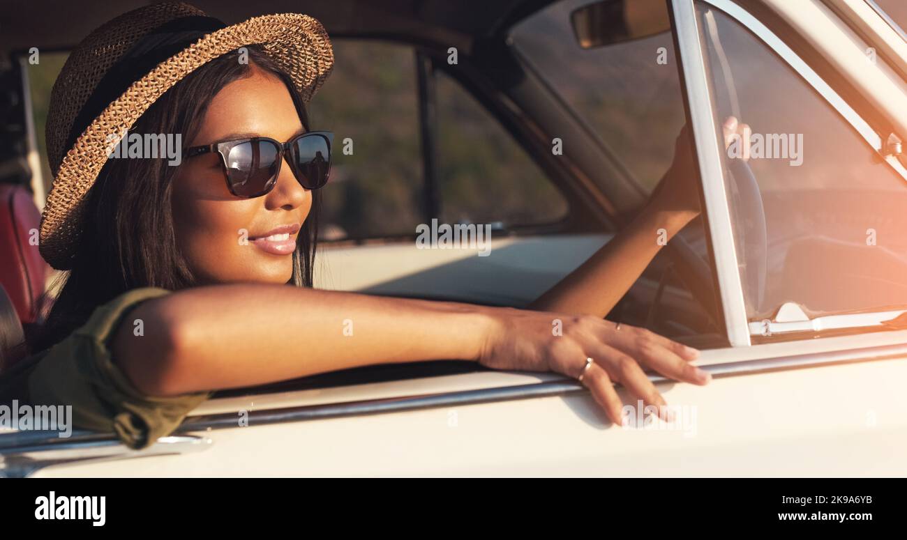 Nur ein wenig frische Luft ist alles, was sie braucht. Nahaufnahme einer attraktiven jungen Frau, die an einem sonnigen Tag eine Roadtrip macht. Stockfoto