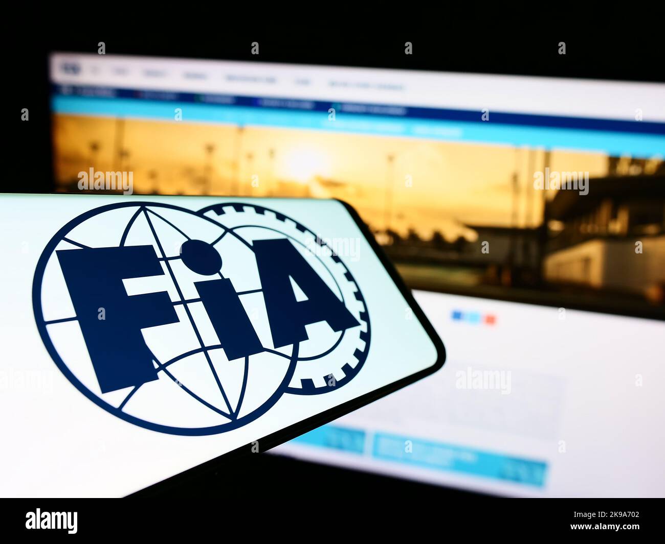 Smartphone mit Logo der Internationalen Automobilföderation (FIA) auf dem Bildschirm vor der Website. Konzentrieren Sie sich auf die Mitte links des Telefondisplays. Stockfoto