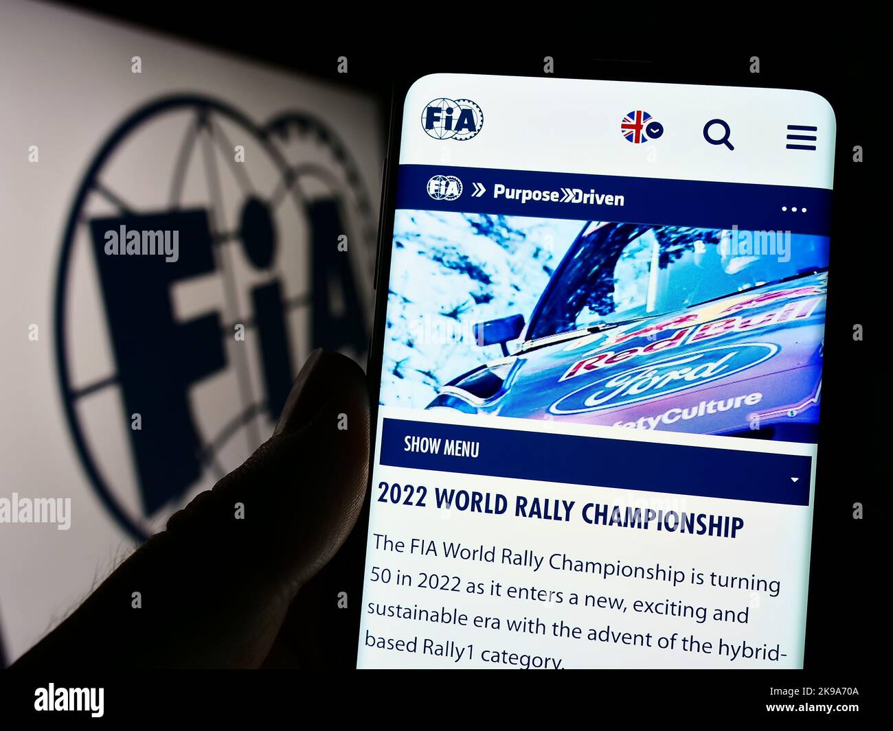 Person, die Mobiltelefon mit der Webseite der Internationalen Automobilföderation (FIA) auf dem Bildschirm vor dem Logo hält. Konzentrieren Sie sich auf die Mitte des Telefondisplays. Stockfoto