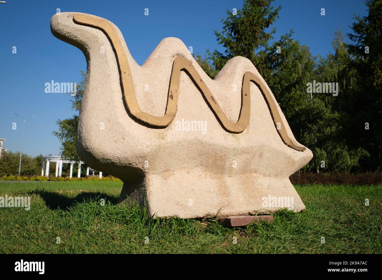 Eine witzige, dumme, niedliche Steinskulptur einer quickligen, abstrakten Schlange. Im Seasons of the Year Park in Astana, Nursultan, Kasachstan. Stockfoto