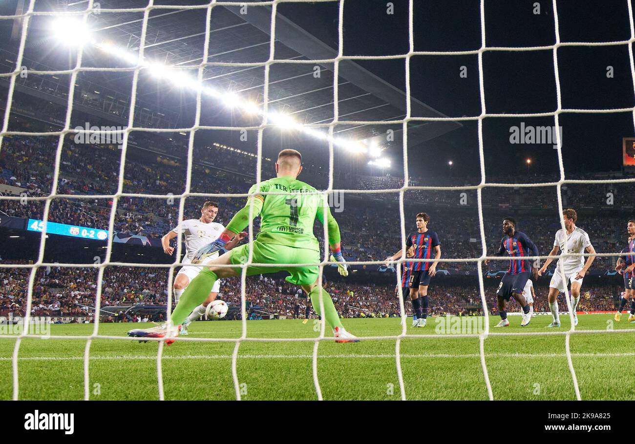 Barcelona, Spanien. 26. Oktober 2022 Benjamin PAVARD, FCB 5 Punkte, schießt Tor, Tor, Treffer, Torschuss, 0-3 gegen Marc-Andre TER STEGEN, Barca 1 im Spiel FC BARCELONA - FC BAYERN MÜNCHEN 0-3 Fußball UEFA Champions League, Gruppenphase, Gruppe C, Spieltag, in der Saison 2022/2023 am 26. Oktober 2022 in Barcelona, Spanien. Gruppenphase, FCB, München. © Peter Schatz / Alamy Live News Stockfoto