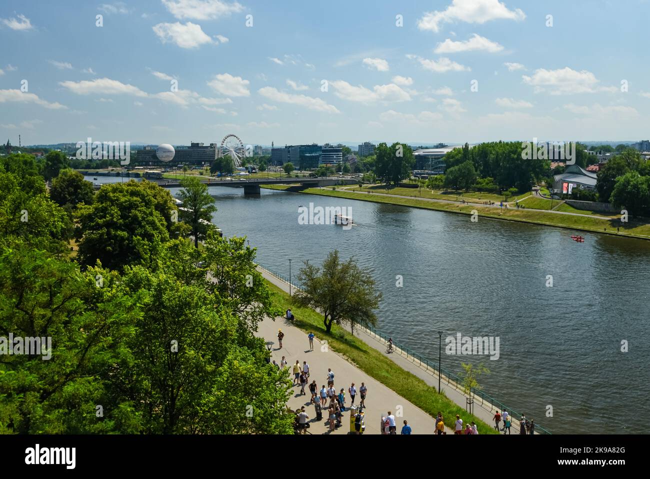 Luftaufnahme aus der großen Höhe auf dem breiten Fluss und der riesigen Brücke der alten Stadt Krakau, Polen. 26 juli ,2022. Stockfoto
