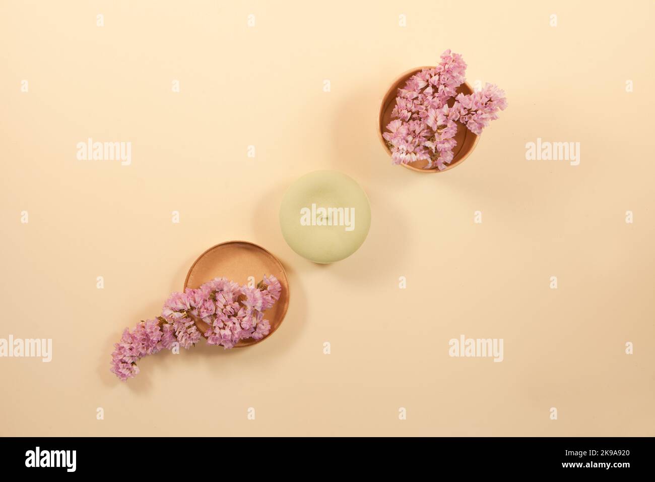 Solides Shampoo mit getrockneten rosa Blüten. Umweltfreundliche Bar auf hellem Hintergrund. Haarpflege Zero Taille Stockfoto