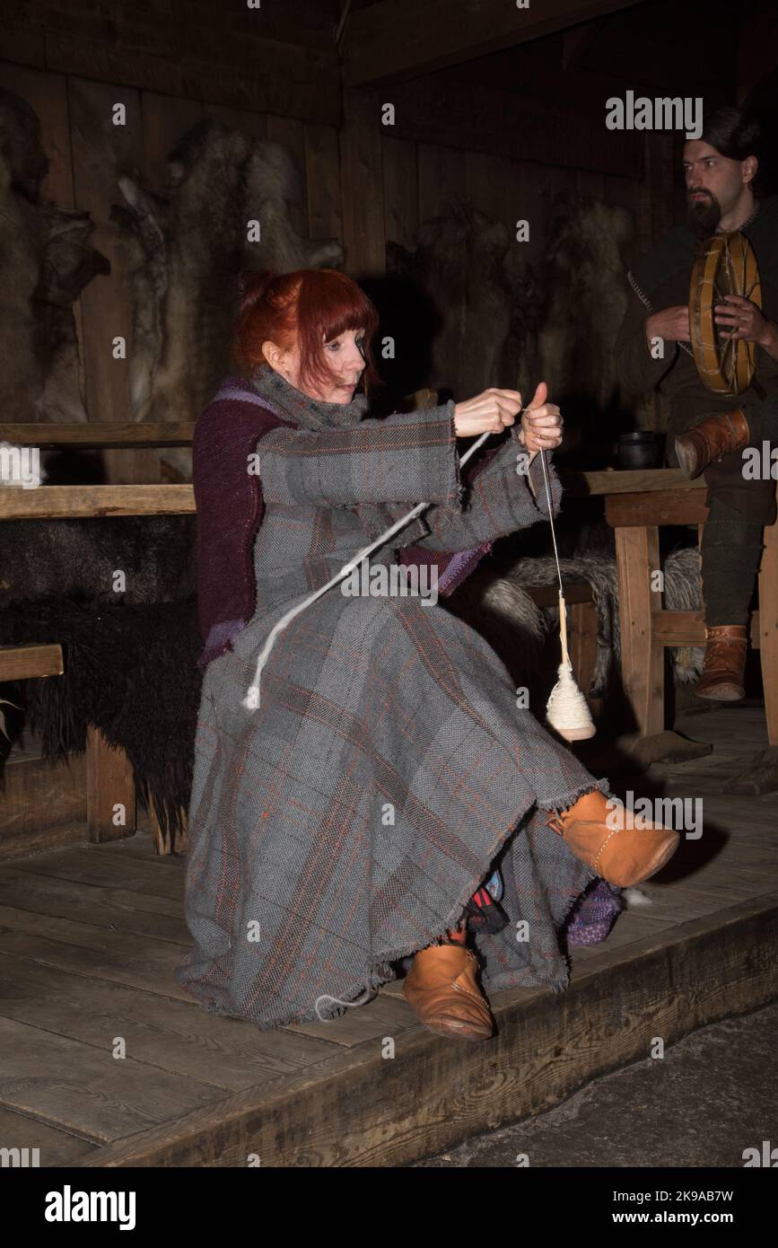 Wikingerschauspielerin dreht sich in einem Langhaus eines Wikingerfürsten in Borg auf der Insel Vestvågøya auf den Lofoten-Inseln in Norwegen. Stockfoto