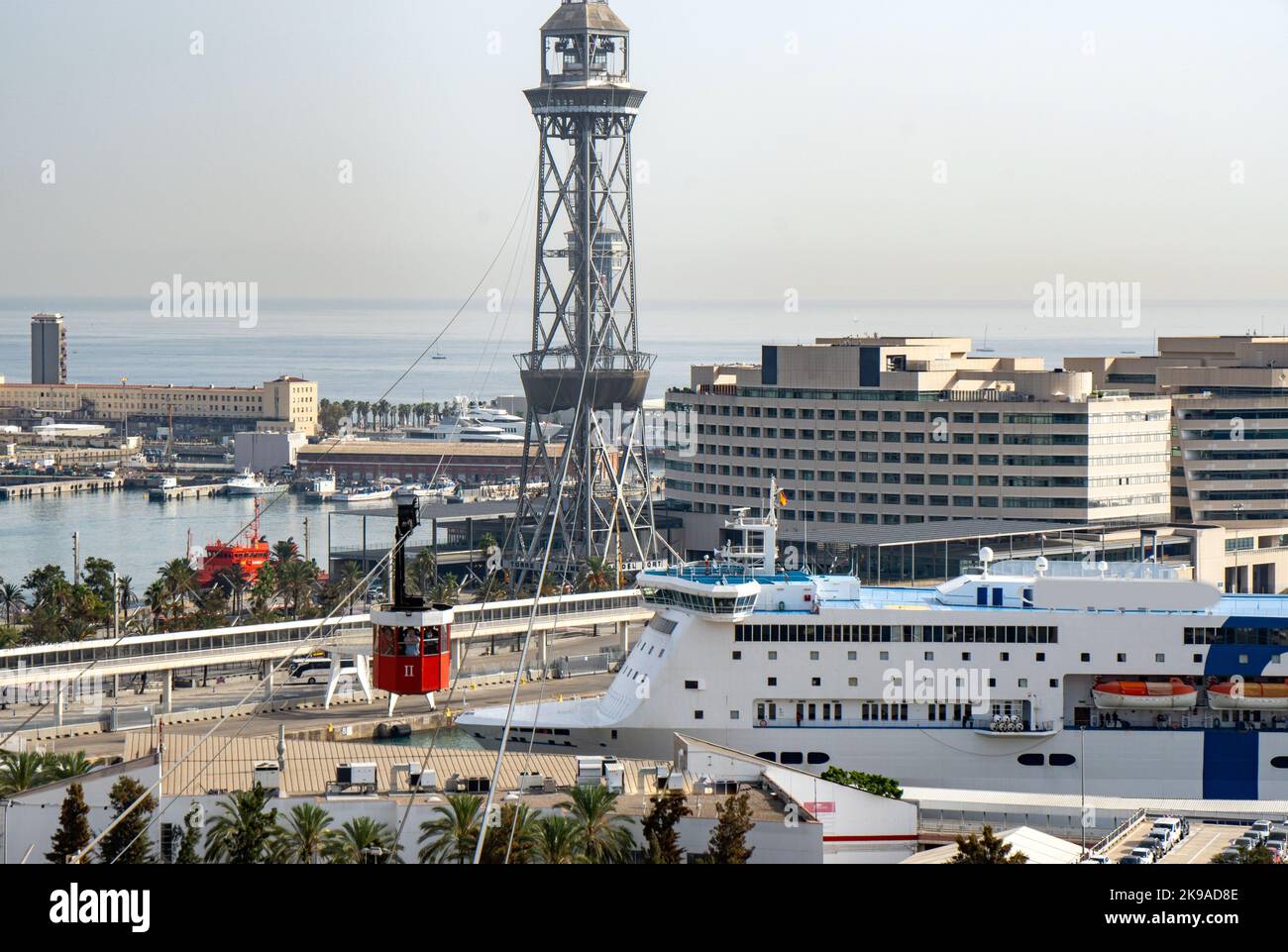 Barcelona Seilbahn im Vordergrund, hinunter zum Hafen und verankerten Kreuzfahrtschiffen Stockfoto