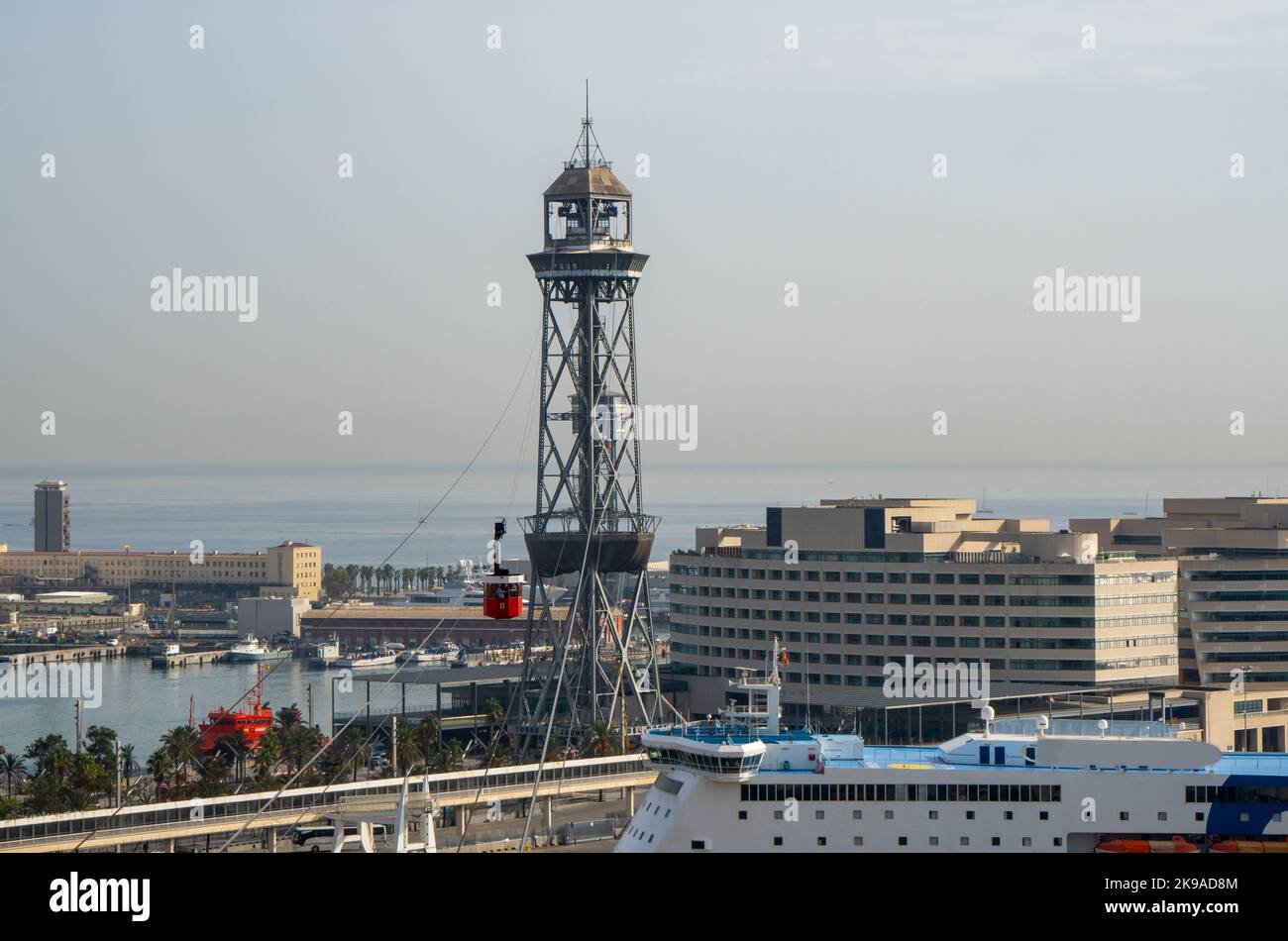 Barcelona Seilbahn im Vordergrund, hinunter zum Hafen und verankerten Kreuzfahrtschiffen Stockfoto