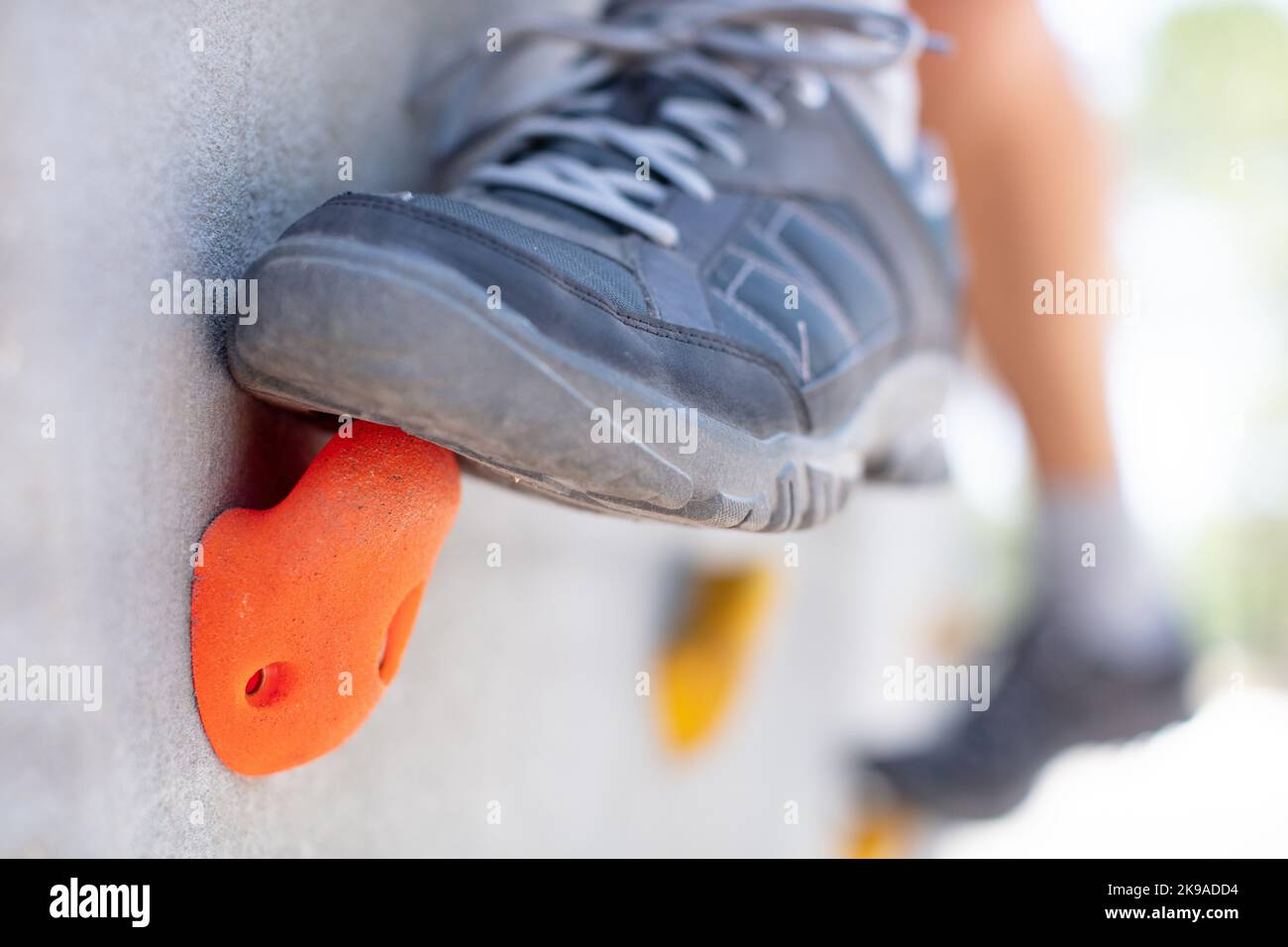 Männliche Füße in Kletterschuhen auf Felsen Stockfoto