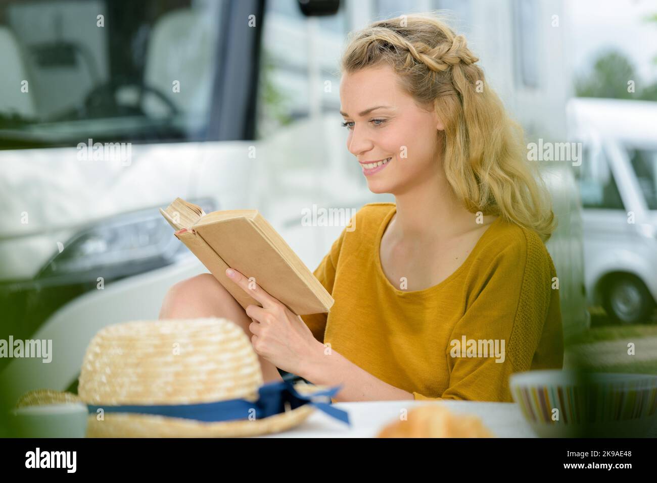 Frau liest Buch Außenseiter Camper Stockfoto
