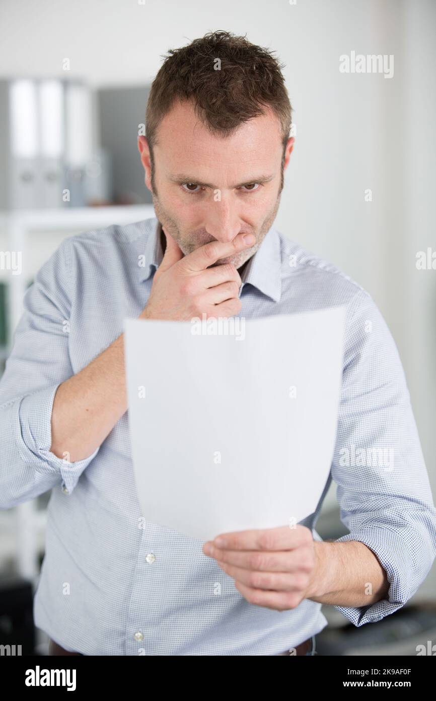 Geschäftsmann, der im Büro arbeitet Stockfoto