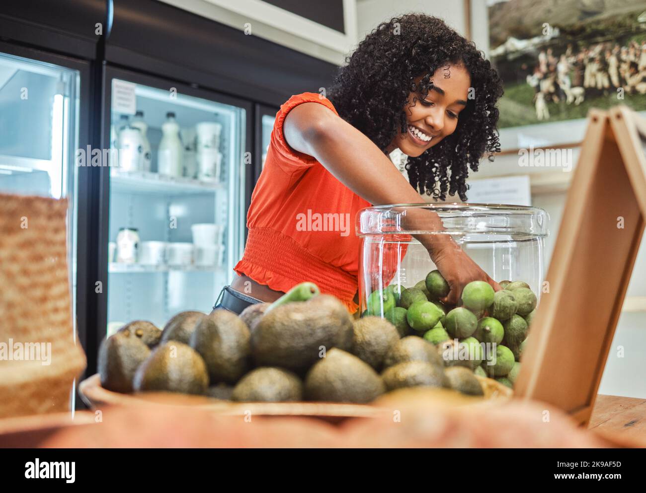 Einkaufen, Gemüse und Kunden im Lebensmittelgeschäft für gesunde Lebensmittel, vegane Auswahl und begeisterte Obstverkäufe oder Rabatt-Promotion. Einzelhandel, Handel und Stockfoto