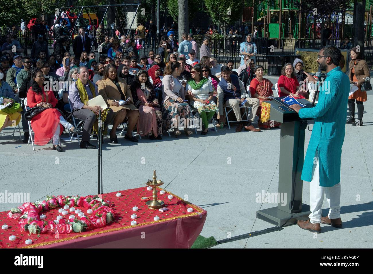 Bei einer Diwali-Feier wendet sich der New Yorker Stadtrat Shekar Krishnan an seine Wähler. Im Travers Park in Jackson Heights, Queens, NYC. Stockfoto