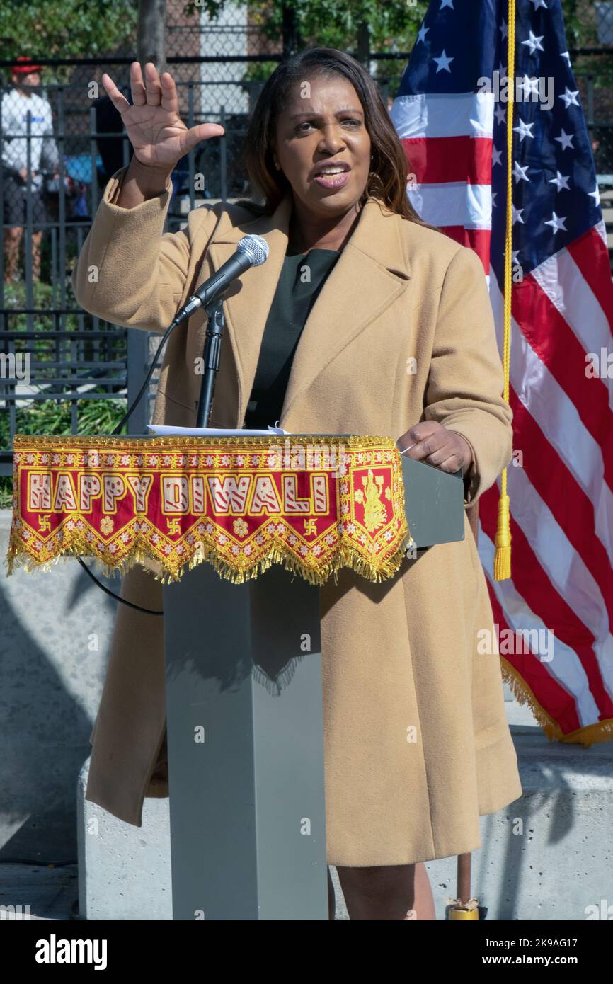 Die New Yorker Staatsanwältin Letitia James spricht leidenschaftlich bei einer Diwali-Feier in Jackson Heights, Queens, New York City. Stockfoto