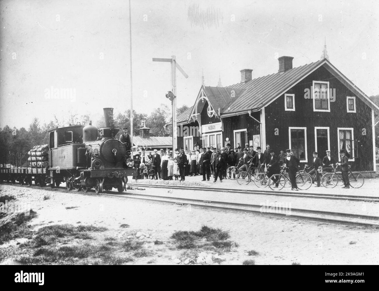 FJ 5fj, Bahnhof Falkenberg Candered 1898, eröffnet 25.11.1899, Bahnhofshaus mit eineinhalb Etagen in Holz. Klassifiziert zum Anschlag und beibehalten 1.10.1934 und in Verbindung damit wurde die Semaphore entfernt. 1955 wurden Mjöbäck- und Lichtsignale neu besetzt und Getriebe eingerichtet. Im Mai 1959 wurde Mjöbäck wieder Stopp Stockfoto