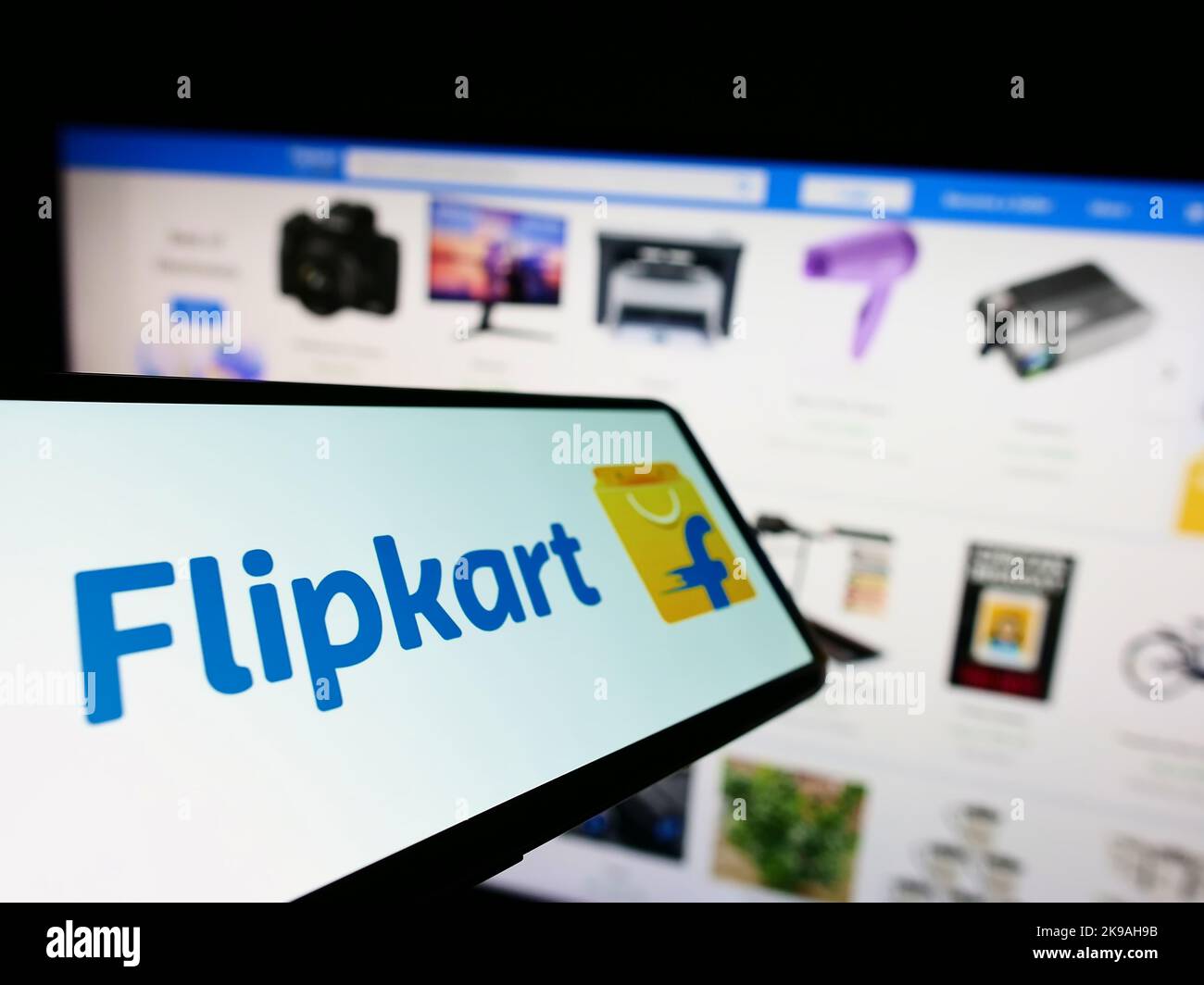 Smartphone mit Logo des E-Commerce-Unternehmens Flipkart Internet Pvt. Ltd. Auf dem Bildschirm vor der Business-Website. Konzentrieren Sie sich auf die Mitte des Telefondisplays. Stockfoto