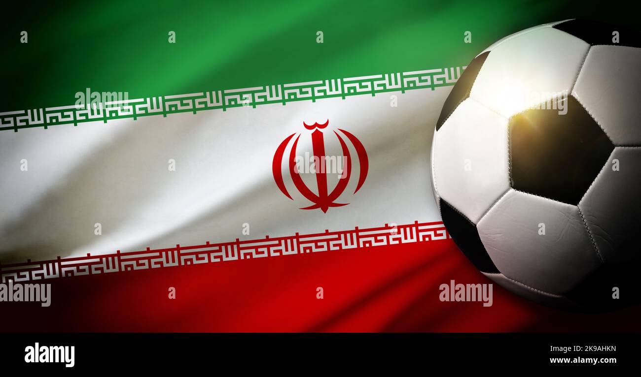 Zusammensetzung der iranischen Nationalmannschaft mit klassischem Ball auf Gras und Flagge im Hintergrund. Draufsicht. Stockfoto