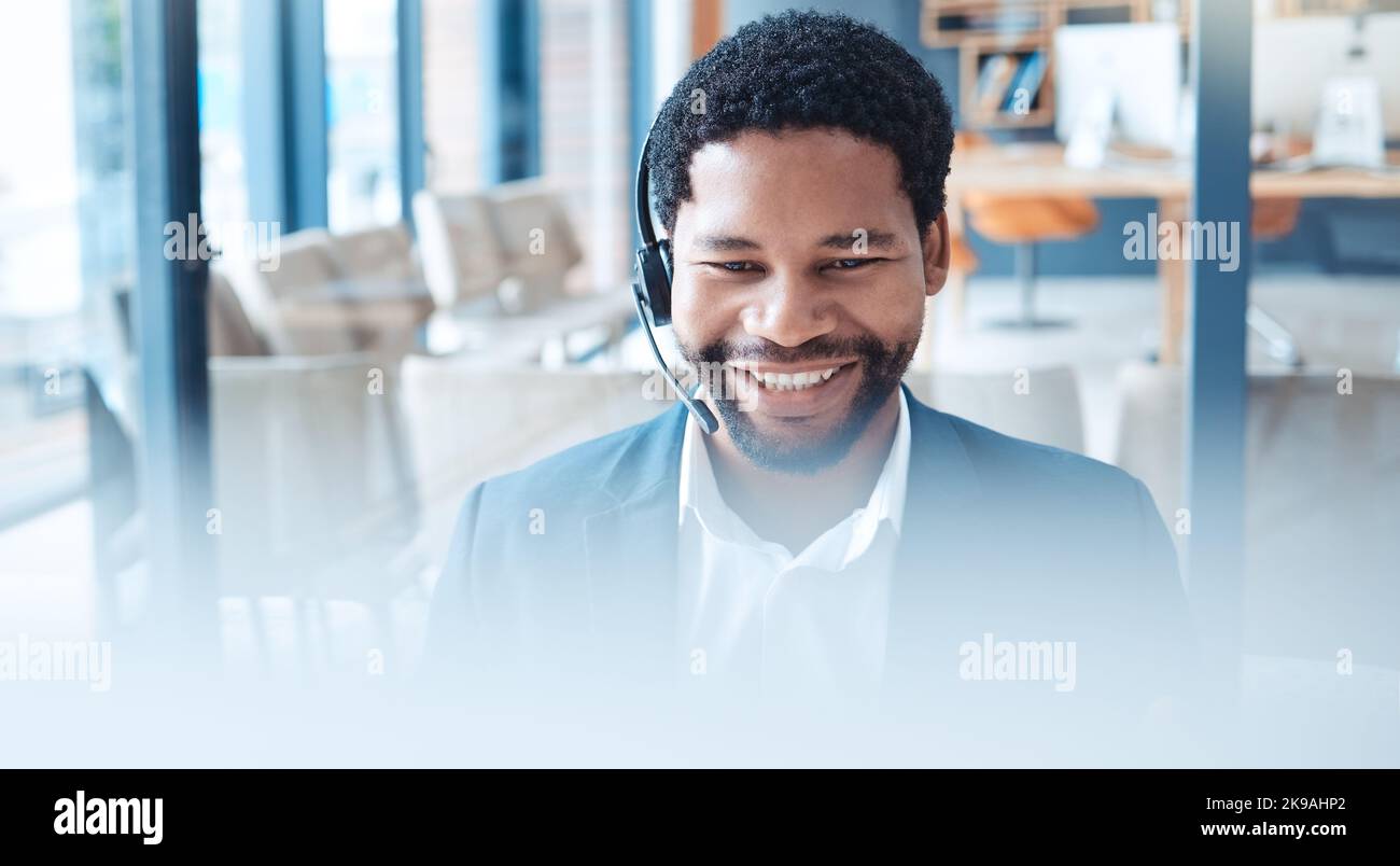 Telemarketing, Callcenter und schwarzer Mann mit Lächeln, Kommunikation und Diskussion im Büro oder am Arbeitsplatz. Afroamerikanischer Berater, Wirtschaftsvertreter Stockfoto