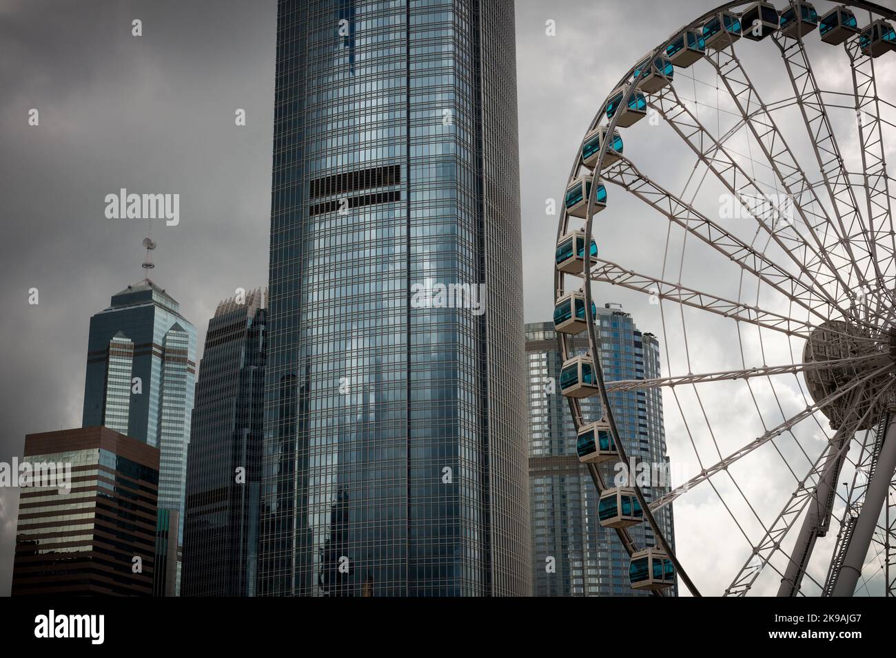 2ifc, der höchste Skyscaper der Insel Hongkong, mit dem Hong Kong Observation Wheel im Central Harbourside District, 2017 Stockfoto