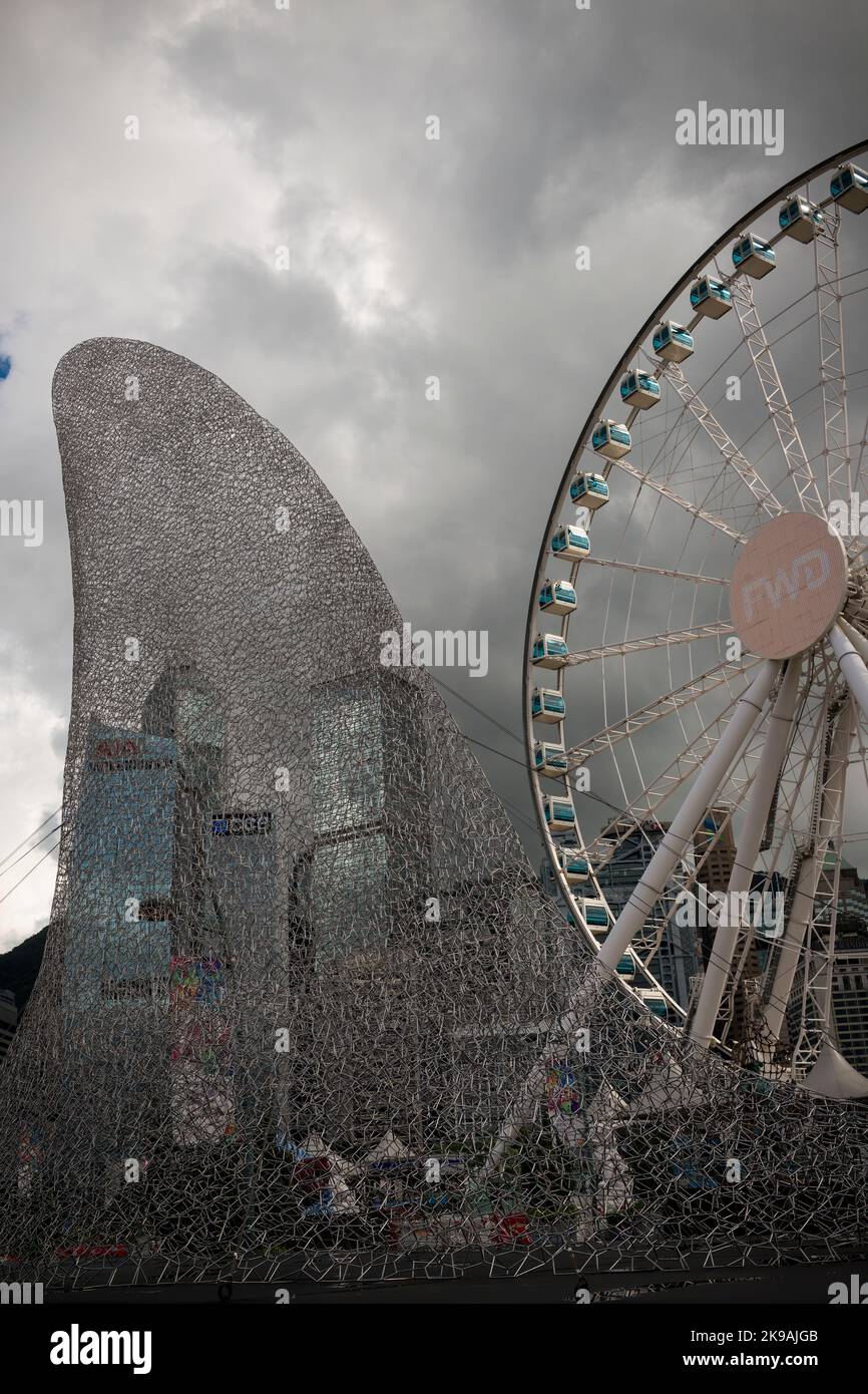 „The Butterfly in Love with the Flower“, eine große Edelstahlskulptur einer Haifischflosse, am Central Harbourfront, Hong Kong Island, 2017 Stockfoto