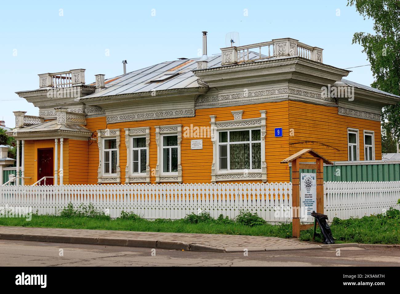 Dieses Wohnhaus ist ein Denkmal der Holzarchitektur des 19.. Jahrhunderts des russischen Nordens 24. Mai 2013 in Wologda, Russland. Stockfoto