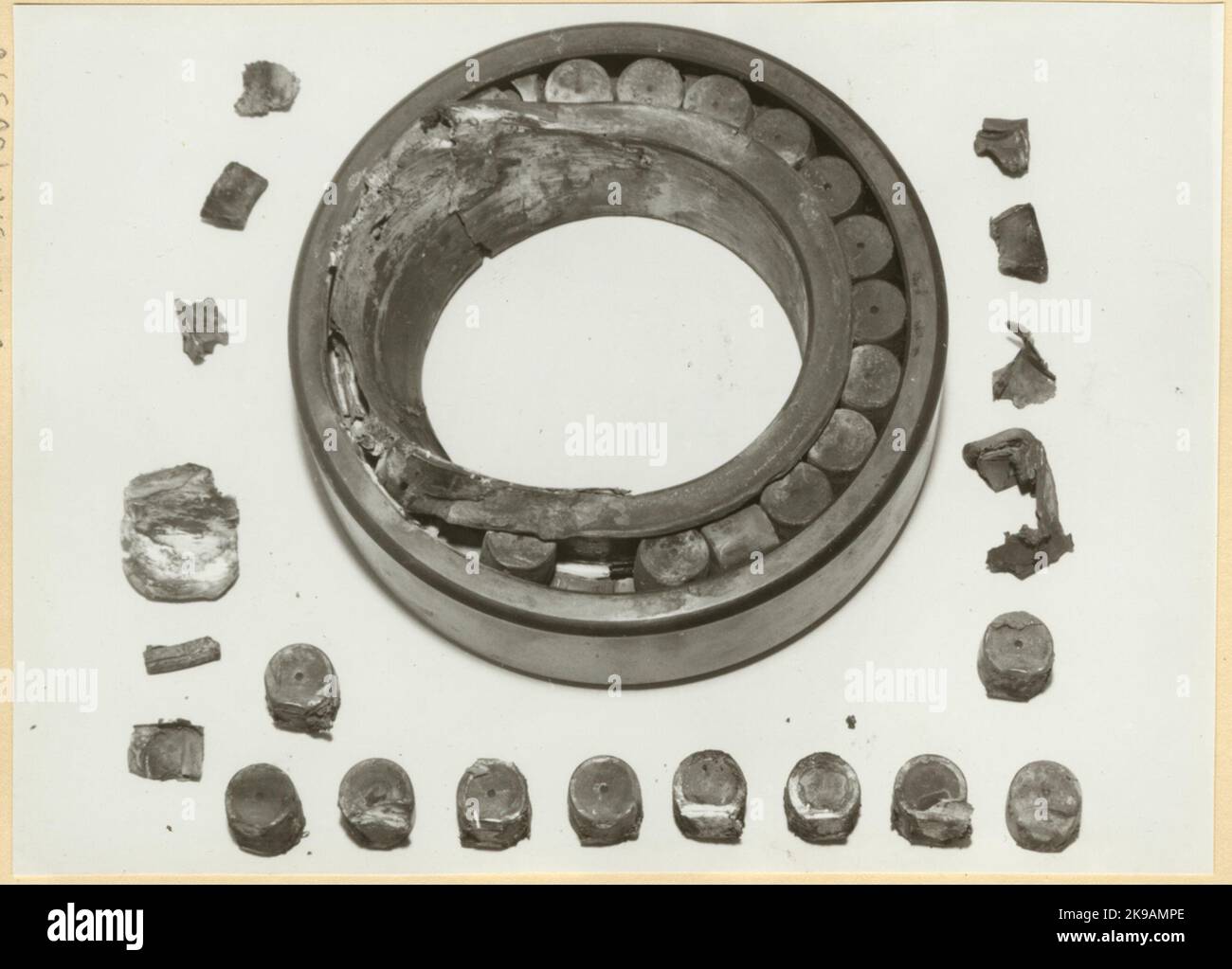 Gebrochene Kugellager. Dokumentation des Axel-Verbrechens, das 8/6 1958 bei der Motorvagn Trafikaktiebolaget Grängesberg - Oxelösund Railway, TGOJ YOA 104, stattfand. Stockfoto