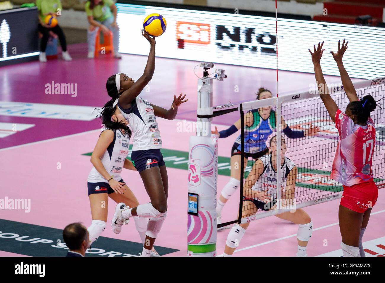 Adhu Malual (Volleyball Casalmaggiore) während des italienischen Volleyball Serie A1 Frauenmatches TrasportiPesanti Casalmaggiore gegen Vero Volley Monza am 26. Oktober 2022 im Pala Radi in Casalmaggiore (CR), Italien (Foto von Nichola Russo/LiveMedia) Stockfoto